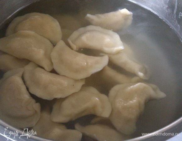 Кипящую воду слегка посолить и отварить в ней вареники 3 минуты.