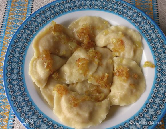 Вынуть вареники в тарелку и полить сверху карамельным лучком! По желанию можно положить сверху сметанки)) Это очень вкусно!!!