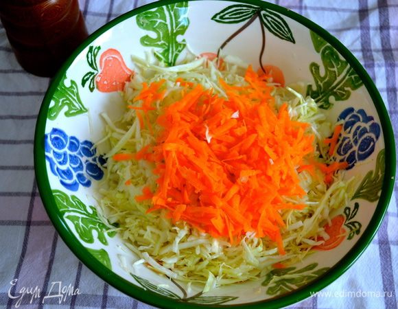 Морковь натереть на крупной терке и добавить к капусте.
