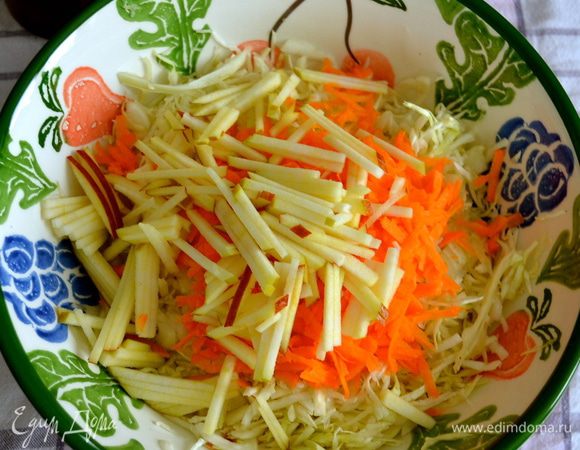 Яблоко нарезать тонкой соломкой. Кожуру лучше не снимать.