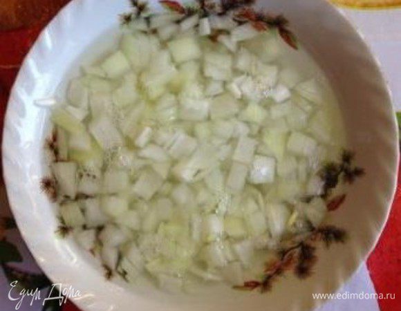 Лук залить кипятком (можно добавить уксус), затем отжать.