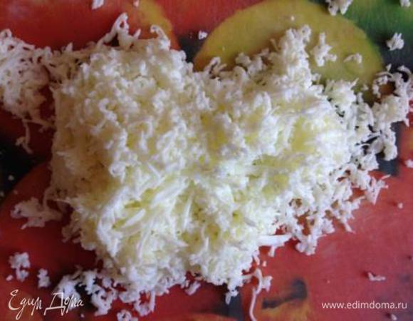 Сварить яйца и натереть на мелкой терке отдельно белки и отдельно желтки.