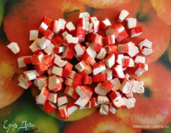 Крабовые палочки нарезать кубиками.