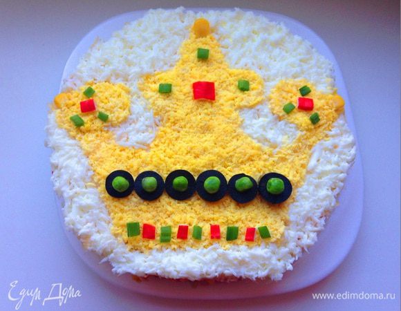 Выкладывать салат слоями, каждый (кроме лука) смазывая майонезом:
1) печень, 
2) лук,
3) кукуруза,
4) крабовые палочки,
5) сыр
6) белки
7) желтки (я выкладывала под трафарет - картинку, распечатанную из интернета).
Украсить корону по желанию.