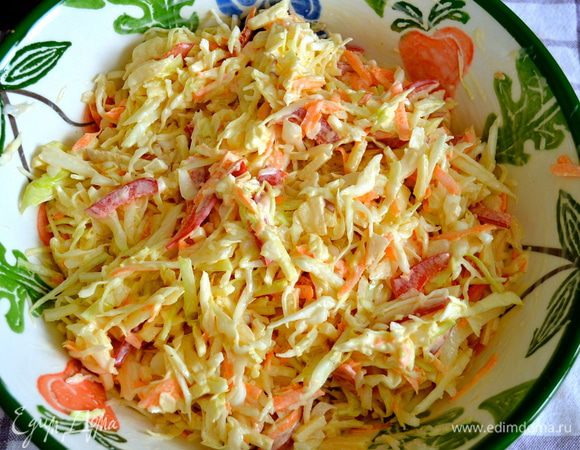 Приготовить соус-заправку, смешав все ингредиенты. Заправить салат, как следует перемешать, накрыть пищевой пленкой и убрать в прохладное место минут на 40 перед тем, как подавать. 