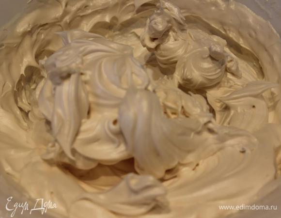 Для меренги: Белки отделить от желтков. Взбить белки, постепенно добавляя сахарную пудру (на 1 белок - 7 ч.л. пудры без горки). Взбивать миксером на средней скорости до устойчивых пиков. Торопиться здесь не стоит...меренги получаются с нежным тягучим центром, словно ириска.
