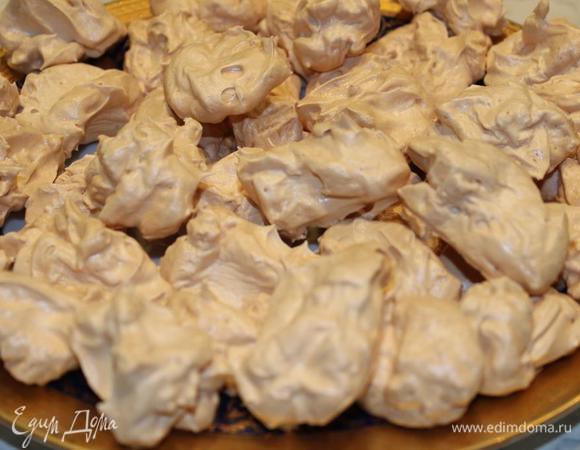 Выпекать в предварительно разогретом духовом шкафу при 120 градусах 60-70 минут. Дверцу шкафа не открывать. Они немного потемнеют. Сначала кажутся мягкими, но при остывании - затвердеют и станут хрустящими.