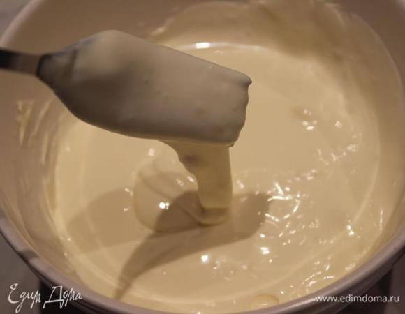 В это время приготовить крем: Соединить вместе сыр, сахар, сливки, ликер и цедру. Все взбить миксером до однородности и эластичности. В зависимости от жирности сыра консистенцию крема можно регулировать количеством сливок.