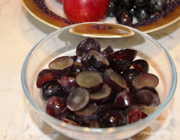 Виноград должен быть без косточек и тонкокожий. нарезать его кольцами.