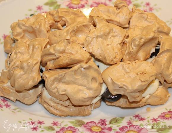 Далее повторить слои: выложить аккуратно меренги.