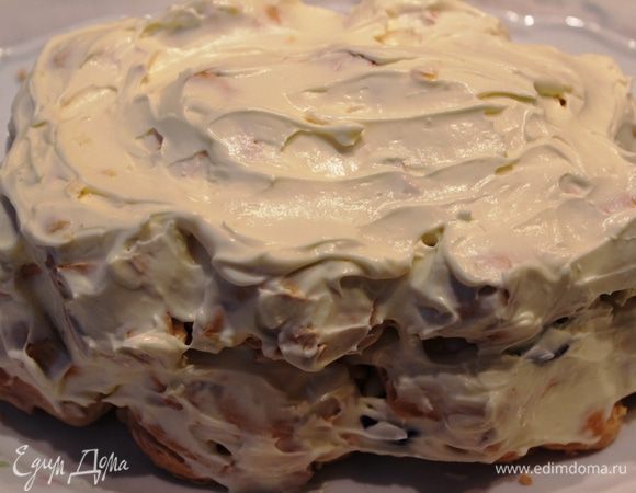 И третий слой - меренги. Покрыть торт кремом со всех сторон.