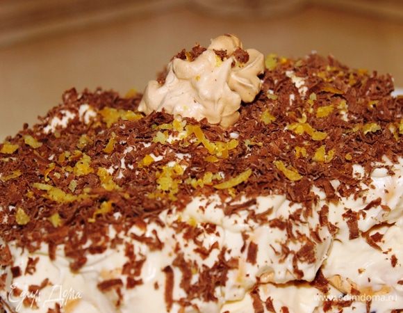 Украсить торт на свое усмотрение. Я покрыла его тертым шоколадом, цедрой апельсина и виноградом, чтобы подчеркнуть его состав. Готовый торт должен немного постоять в холодильнике (минут 30-60), чтобы меренги обмякли и стали похожи на ириски. Но это на любителя...кому нравится похрустеть, то можно подавать его сразу на стол))