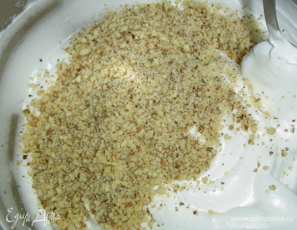 Начинаем процесс с приготовления коржей, для этого белки взбиваем в пену, постоянно добавляя сахар, взбиваем до жестких пиков. Затем постепенно добавляем муку, измельченные орехи и аккуратно перемешиваем. 