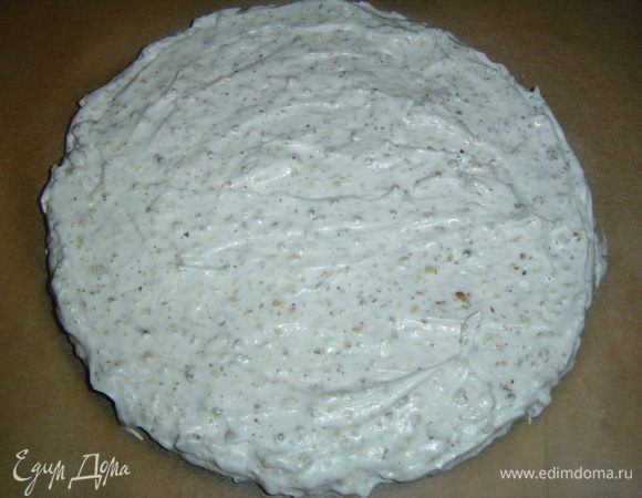 На пергаментной бумаге очерчиваем окружность необходимого диаметра (20-22 см) и наносим тесто.