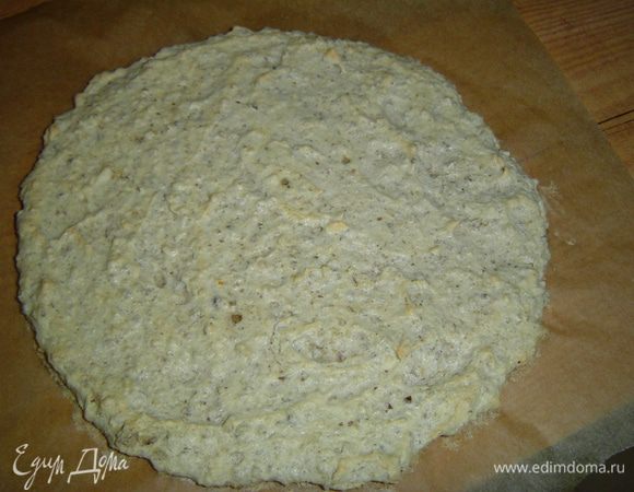  Пергамент помещаем на противень и отправляем в заранее разогретую до 170 гр. духовку и выпекаем корж на протяжении 15-20 минут. Коржу даем немного остыть и тогда снимаем аккуратно пергамент. Так же выпекаем еще три коржа.