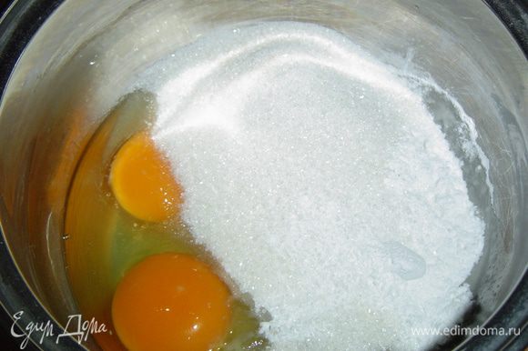 Когда коржи готовы, приступаем к приготовлению крема. В кастрюльке смешиваем яйца, сахар, крахмал и перемешиваем до однородного состояния,