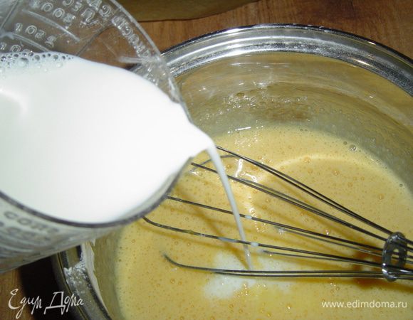 затем добавляем половину стакана молока и еще раз тщательно перемешиваем.