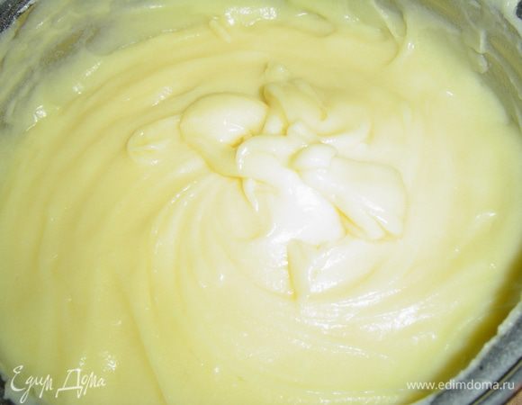 Вливаем оставшееся молоко и ставим на сильный огонь, доводим до кипения при помешивании, а когда со дна будут подниматься пузырьки уменьшить огонь и прокипятить пару минут постоянно помешивая. Затем убрать крем с огня, добавить масло и ванилин, перемешать и остудить.