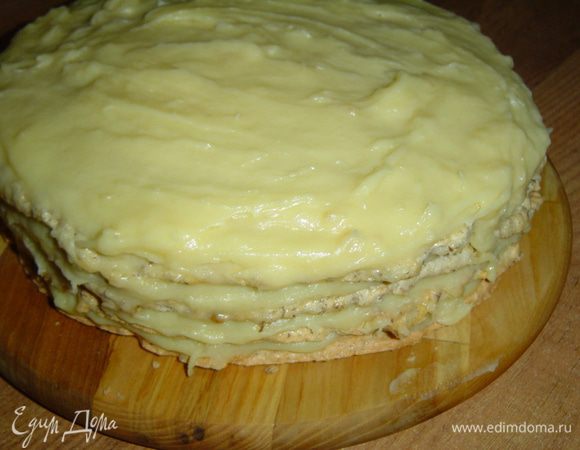 Коржи перемазываем кремом и складываем друг на друга.