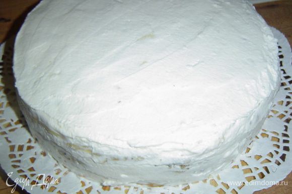 Сливки взбиваем с сахарной пудрой до устойчивых пиков, а потом смазываем ими бока и верх торта. Сверху посыпаем измельченными орехами.