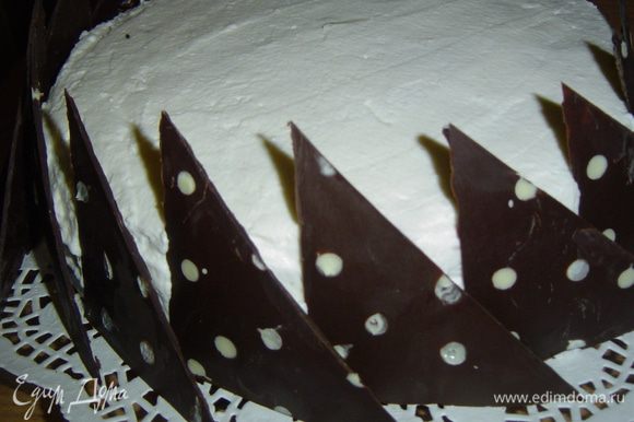 Я украсила торт шоколадными фигурами, которые приготовила заранее. Но украсить его можно по Вашему усмотрению.