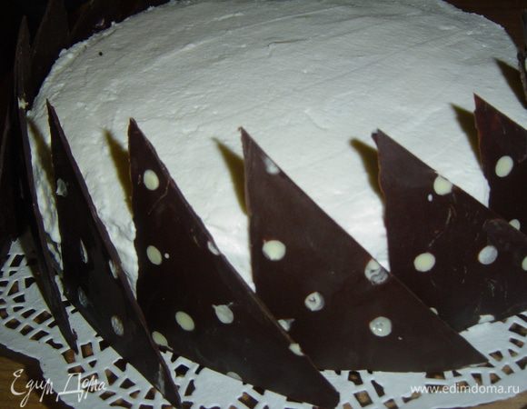 Я украсила торт шоколадными фигурами, которые приготовила заранее. Но украсить его можно по Вашему усмотрению.