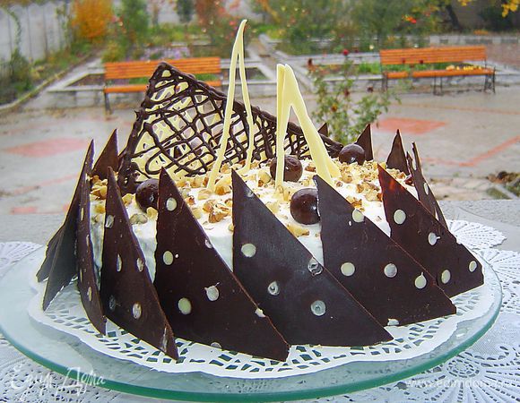 Торт получается очень нежным с выраженным ореховым вкусом.