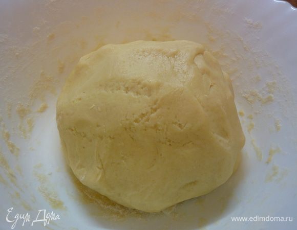 Активно замешиваем тесто из муки, ванильного сахара, соли, яйца, сахара и размягченного маргарина. Вот такой колобочек получится. Самое обычное тесто, чудесный материал для лепки. делим колобочек на части. В одну какао вмешиваем, в другую пищевой краситель, если есть такое желание, и одну часть беленькой оставим.