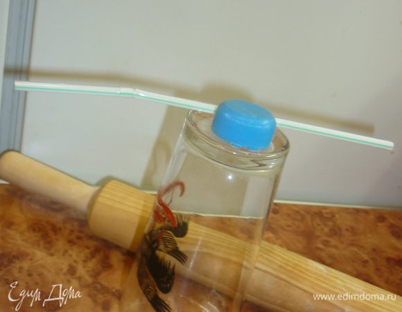 А теперь приготовимся к творчеству. Говорят, что из ничего дама может приготовить салат, шляпку и скандал. Нам потребуются сущие пустяки, чтоб приготовить печенье: соломинка для коктейля, крышечка от пластиковой бутылки, тонкий стакан или круглая формочка диаметром 5-7 см и скалка.