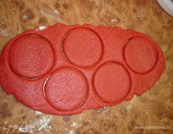 Вооружившись скалкой-мужа-с-работы-встречалкой, раскатаем один колобок, стаканом нарежем кружочки, тесто лишнее уберем. Мы его потом снова раскатаем и нарежем кружочки. А пока разберемся с первой партией.