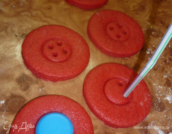Теперь всем крышка. Ну да, к каждому печенью прикладываем крышечку по центру, чтоб она оставила свой след на память. Наследили? Теперь начинаем делать пуговичные дырочки соломинкой. Вот так...