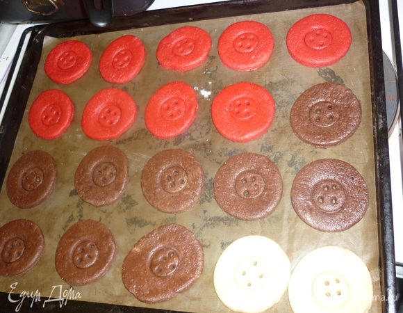 Опытным путем доказано, что наносить оттиски и проковыривать дырочки удобно прямо на противене, застеленном бумагой для выпечки или силиконовым ковриком, или тефроновой салфеткой. Тогда при транспортировке со стола на противень пуговки не деформируются.