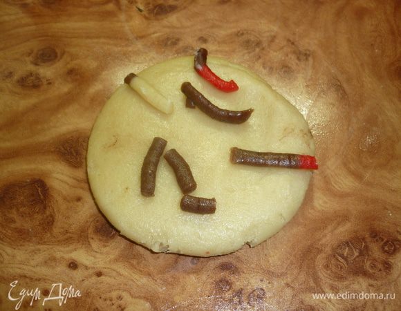 Когда процесс дыроковыряния окончен, а теста остался крохотный кус на 1 пуговку, формируем эту пуговку руками, выдавливаем из соломинки цветное тесто на нее.