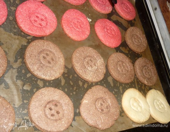 Пуговичные полуфабрикаты отправляем в горячую духовку мин на 10-12, если дольше, то пуговицы станут настоящими, твердыми, хоть пришивай. Проверено опытным путем. Готовые пуговки поглощаются с чаем. А можно ими украсить елочку, или, соединив попарно кремом, превратить в пирожные. В общем, фантазируем