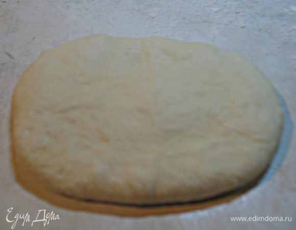 Разделить тесто на кусочки, я кусочек делала 50-80 г. Это зависит какой величины хотите булочки. Мне понравились поменьше. Из кусочка формируем овал и немного его раскатываем (можно и просто придавить руками). 