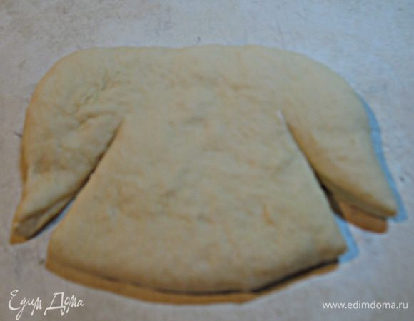 Создаем ушки, делаем разрезы под углом. 