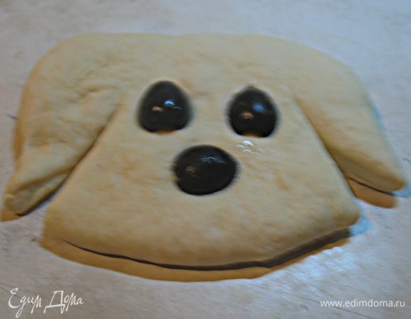 Разрезаем маслины пополам. И создаем ушки и носик. Смазываем желтком. Выпекаем в предварительно разогретой до 180 градусов духовке до золотистого цвета (минут 20-30).  В последний раз я не ждала когда булочки поднимутся, а сразу отправила в холодную, включенную духовку.  Иначе их  съели бы сырыми ))))