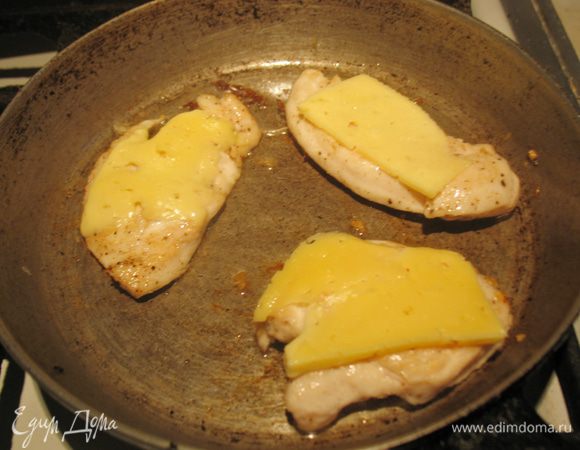 Пока булочки выпекаются займемся курочкой. Нарежем филе на кусочки. Посолим, поперчим по вкусу. Дадим немного промариноваться.  Порежем сыр на кусочки. Обжарим курочку с двух сторон. На одну сторону кладем сыр и закрываем сковороду крышкой, чтобы сыр расплавился. Переложить на тарелку и дать отдохнуть. 