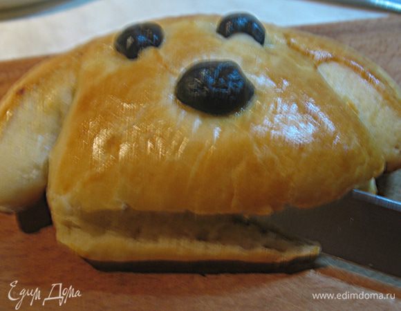 Готовые булочки охлаждаем на решетке. Разрезам булочку пополам, но не до конца (можно и ушки захватить немного). 