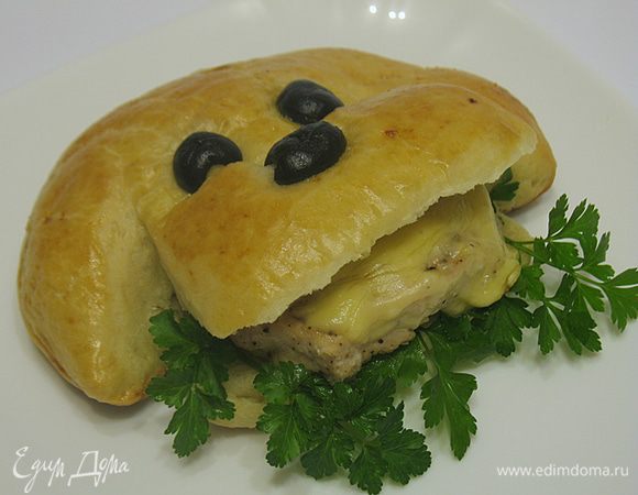 На зелень кладем кусочек курочки с сыром. 