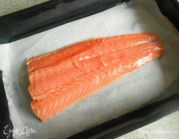 Филе очистить от чешуи, помыть. Такую рыбу желательно готовить на пару, но за неимением специальной кастрюли, можно использовать глубокий металлический противень. Дно закрыть двойным куском бумаги для выпечки.