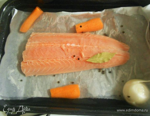 Положите филе в противень кожей вниз, залейте холодной водой так, чтобы только покрыть рыбу. Поставьте на сильный огонь, сразу на 2 конфорки. Добавьте разрезанную морковь, лук, перец горошком, лавровый лист и соль.