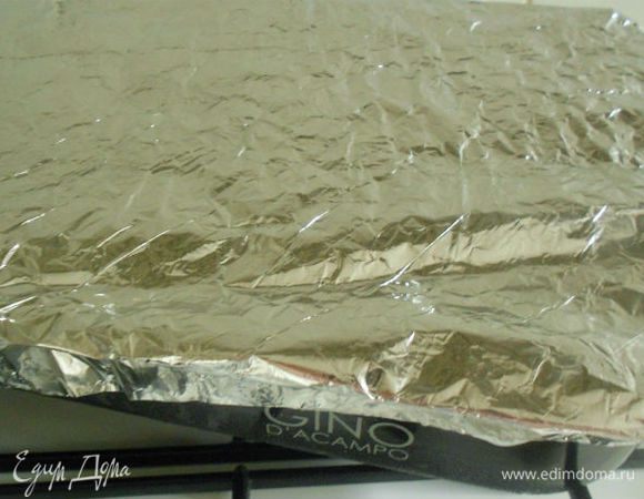 Накройте противень фольгой и доведите до кипения. После закипания огонь убавьте до минимума и готовьте ещё 2-3 минуты, затем уберите его вовсе. Остудите рыбу в бульоне.