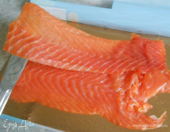 Разберите копчёный лосось на пластины...