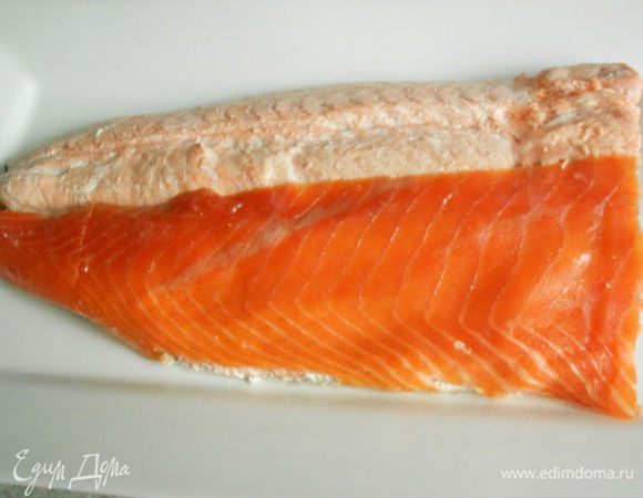 ...и покройте ими более тонкую (где брюшко) половину филе по всей длине.