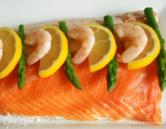 Теперь, чередуя, выложить по центру в ряд кусочки спаржи, лимона, креветки.