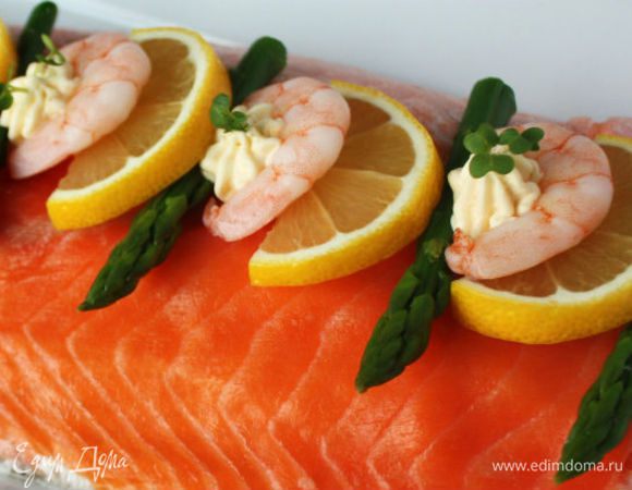 В изгибы креветок выдавить розочками мусс и украсить кресс-салатом или луком-резанцем.