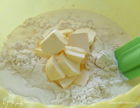 Муку просеять и смешать с мягким маслом, солью и сахаром. Вливая тонкой струйкой молоко, быстро замесить тесто.