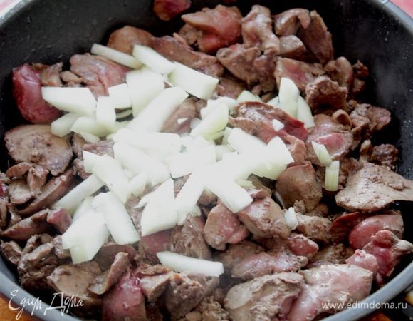 Печень и 1/2 луковицы обжарить на растительном масле до готовности.