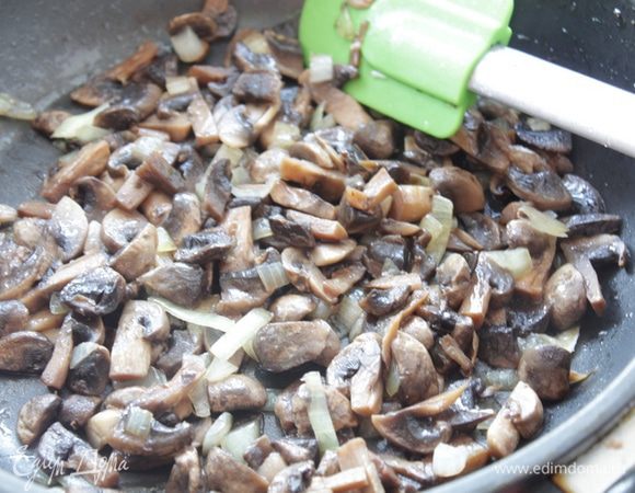 Порезать грибы и вторую половинку лука и обжарить.